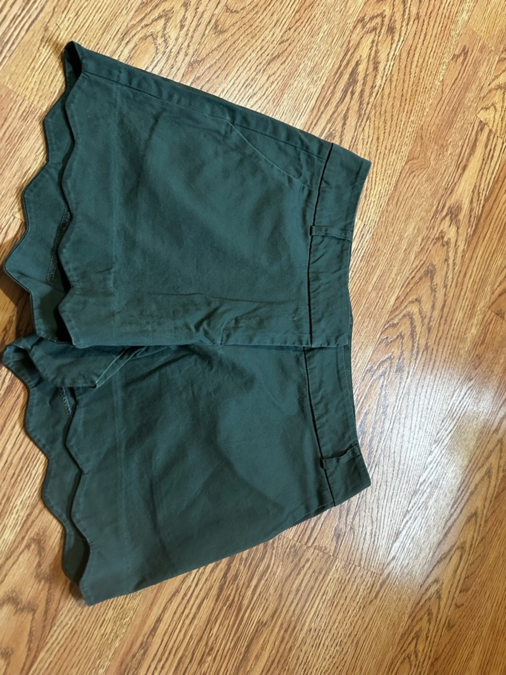 Women’s Scalloped Hem Shorts in Dark Green size 3/4